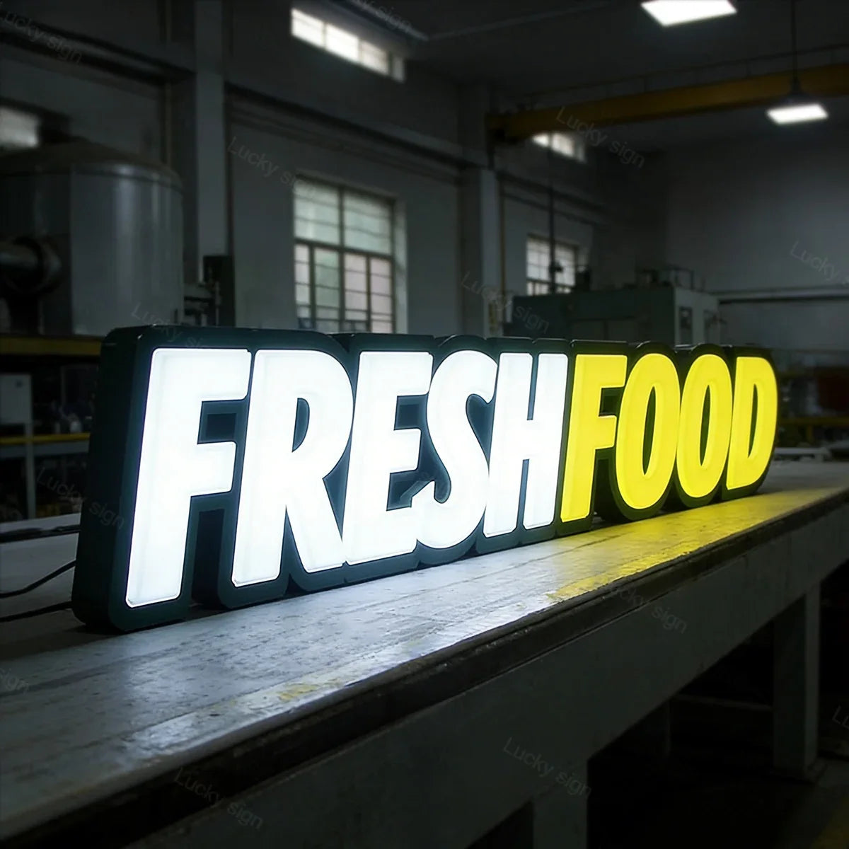 Cartel comercial 3D personalizado, con logo y letras corpóreas LED para exteriores. Vista 4 del producto.