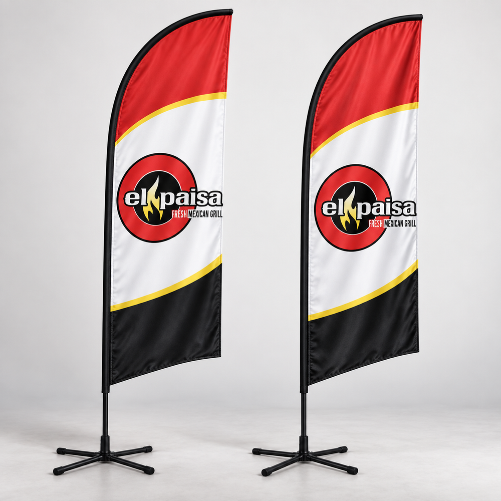 Conjunto de banderas tipo pluma El Paisa | 2 banderas de doble cara. Vista 1 del producto. Concepto ilustrativo creado con IA; el diseño final se confirma antes de producir.